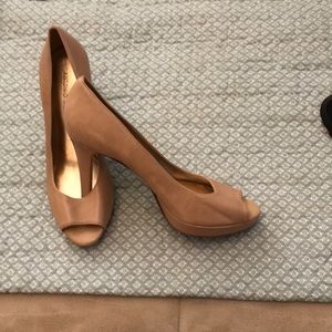 Beige heeled pumps